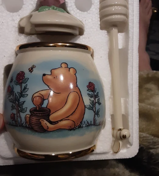 This Lenox Disney Classic Winnie the Pooh Honey Pot - Picture 2 of 16